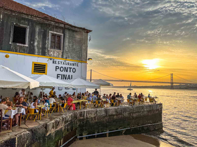 Sunset-at-Ponto-Final-in-Lisbon - Moyenne