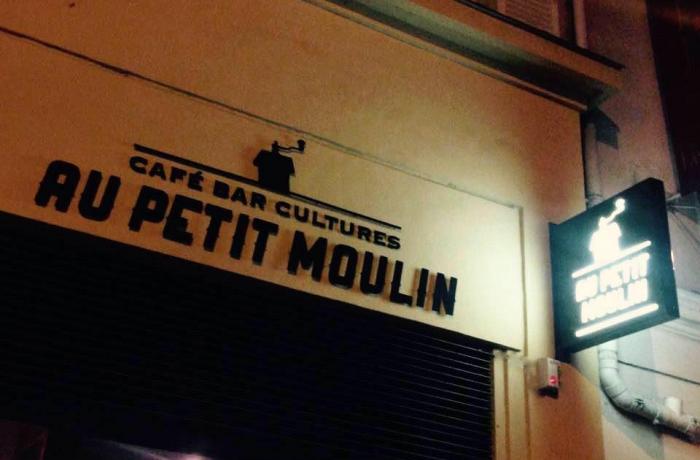 Le Bar le Au Petit Moulin à Paris 9 - La devanture