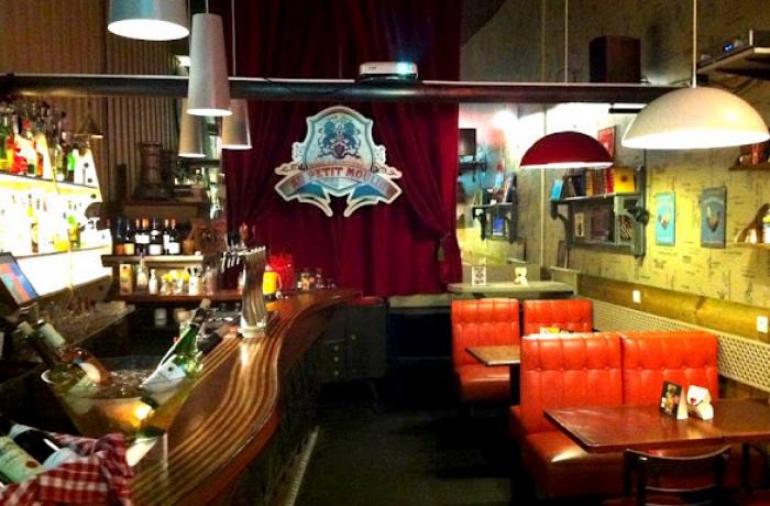 Le Bar le Au Petit Moulin à Paris 9 - Le Rez-de-chaussée