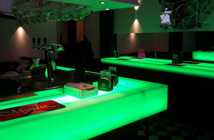 Le Bar-Pub le Petit Paon à Bruxelles - Le bar en vert