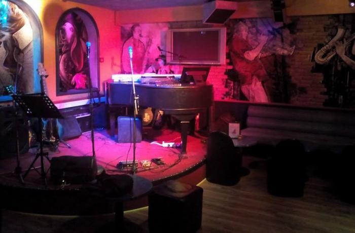 Le Bar-Pub le Kosma Piano Bar à Nice - La scène