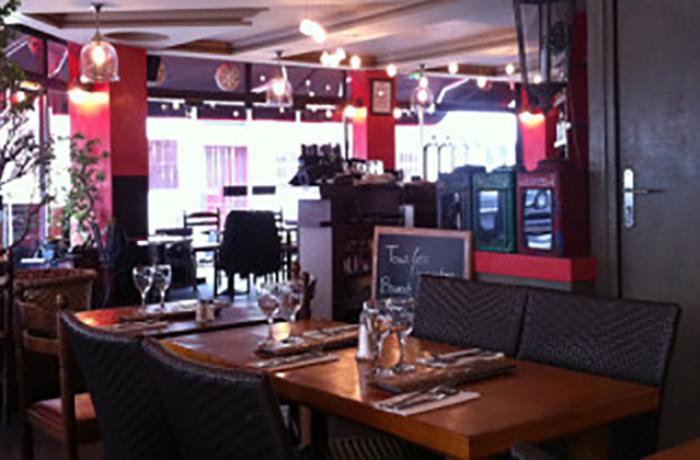 Le Bar-Restaurant le Café les écrivains à Paris 15 - Quelques tables