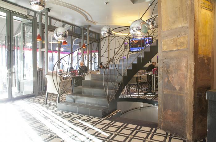 Le Bar-Restaurant le Coup d'Etat à Paris 1 - Les escaliers du bar