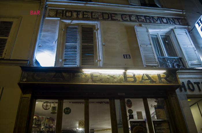 Le Bar-Pub le Grand Hôtel de Clermont à Paris 18 - La devanture