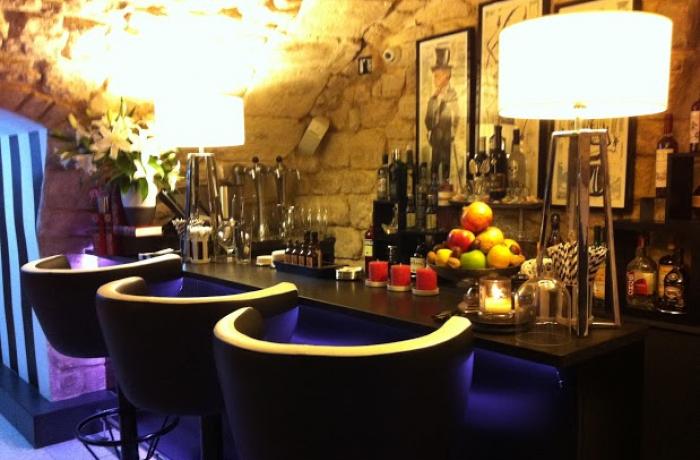 Le Bar-Restaurant le Club Rayé à Paris 2 - Le bar de la cave
