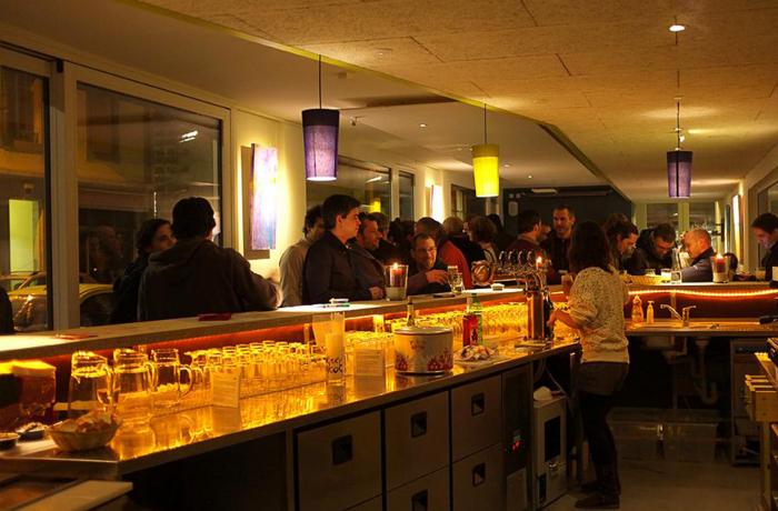 Le Bar-Restaurant le Café des volontaires à Genève - L'ambiance