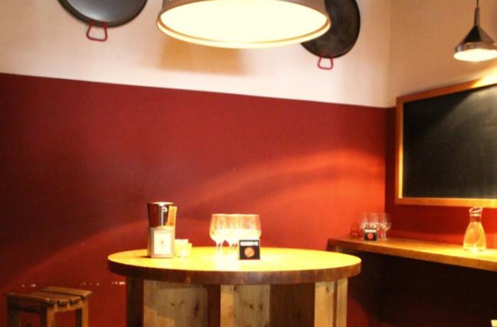 Le Bar à vins le Soleil Rouge à Genève - La petite salle du fond