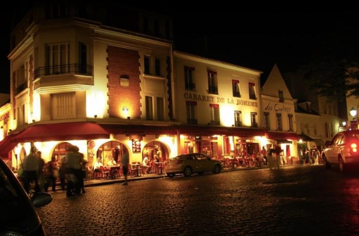 Le Bar-Restaurant la bohème du tertre à Paris 18 - La devanture de nuit