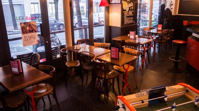 Le Bar-Restaurant le Café Custine à Paris 18 - Les tables