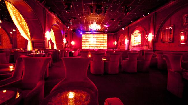 Réserver ou privatiser cabaret restaurant Paris 17 strip-tease Secret Square