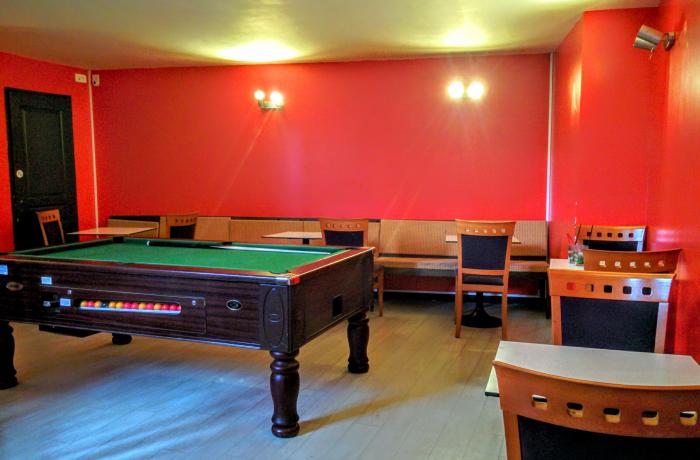 Le Bar-Restaurnat le Bollywood à Bordeau - Le 1er étage avec billard