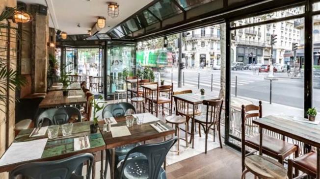 Le Bar-Restaurant le Spicy Home à Paris 1 - La grande table du fond