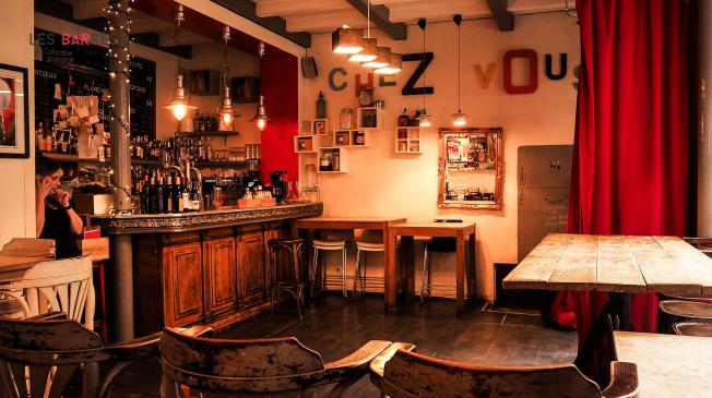 Le Bar-Restaurant le Chez Vous à Paris 9 - La salle en mode apéro