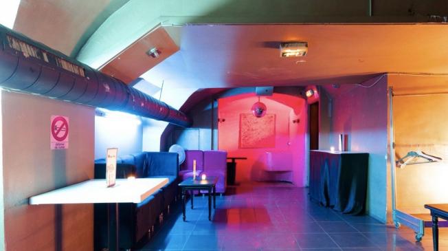 Le Bar-Club le Velvet Bar à Paris 1 - La devanture