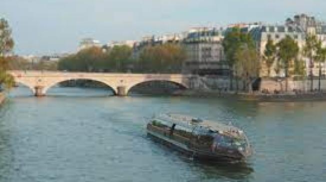 Location de la Péniche Saphir : séjour flottant à Paris, vue sur monuments, location.