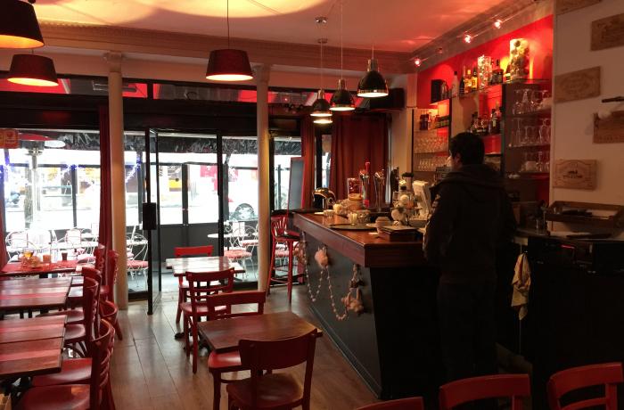 Le Bar-Restaurant le Mademoiselle à Paris 11 - Les tables peuvent être poussées