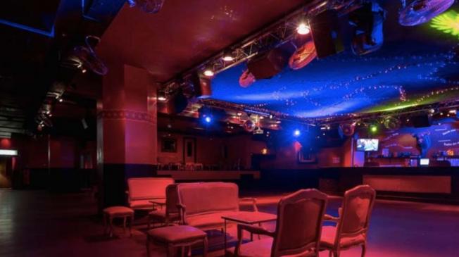 Le Bar-Club le Globo à Paris 10 - La scène et le bar