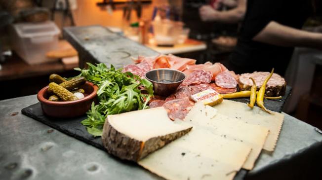 privatiser un bar restaurant à Bordeaux avec Terrasse extérieure planchette charcuterie fromage