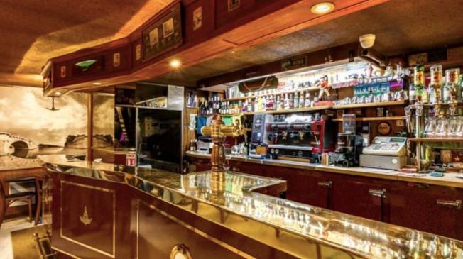 Le Bar-Pub le Captain's Bar à Paris 1 - La totalité de l'établissement