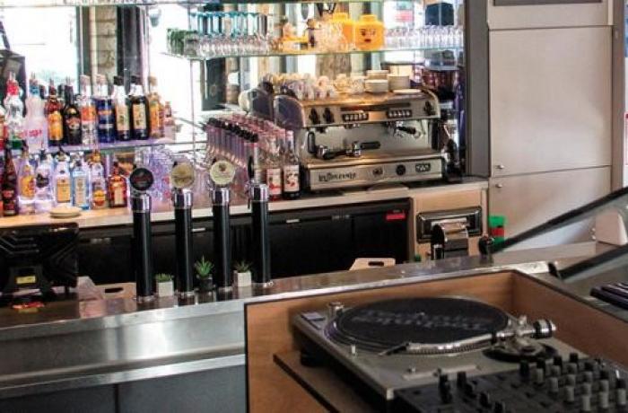 Le Bar-Restaurant le Set à Lille - La cabine DJ