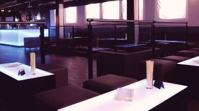 Le Club le Point Bar à Genève - Quelques tables
