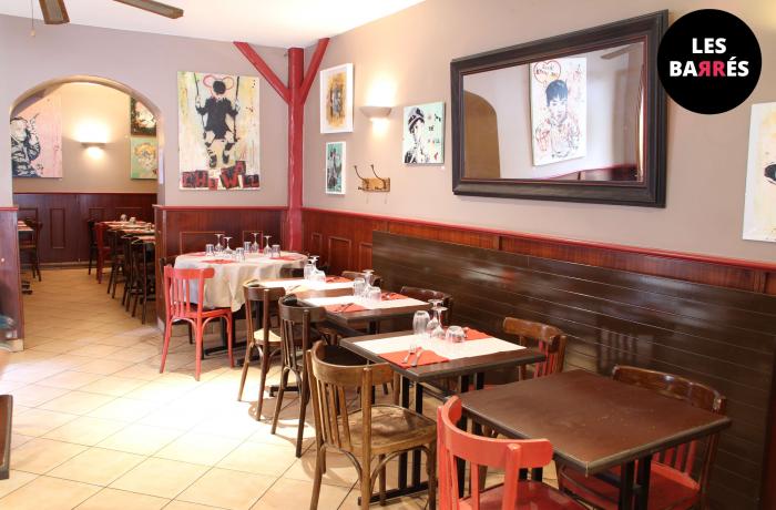 Le Bar-Restaurant l'Ecole Buissonnière à Paris 17 - Les tables