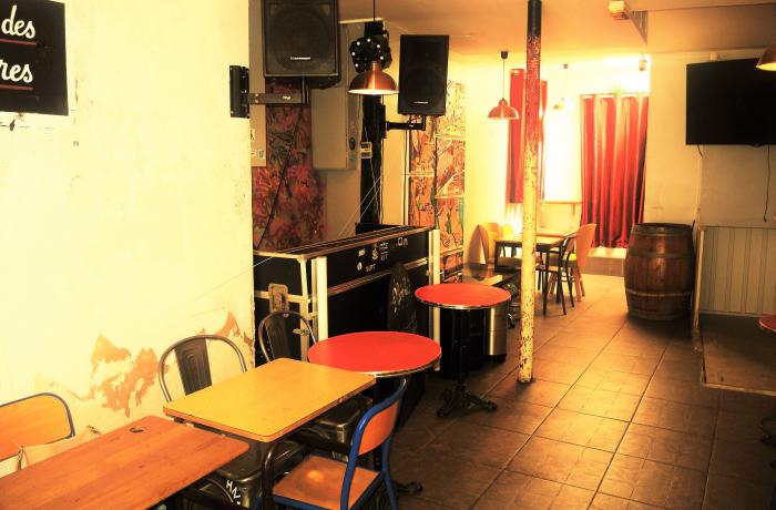 Le Bar-Pub l'Antisèche à Paris 11 - La cabine DJ