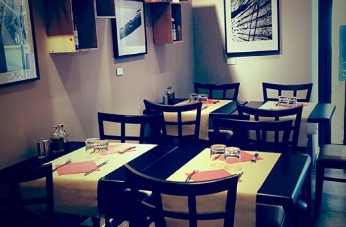 Le Bar-restaurant l'Ardoise Rouge à Nice - Les tables