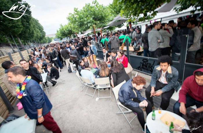 La péniche la Terrasse Mojo à Paris 7 - La totalité de l'établissement
