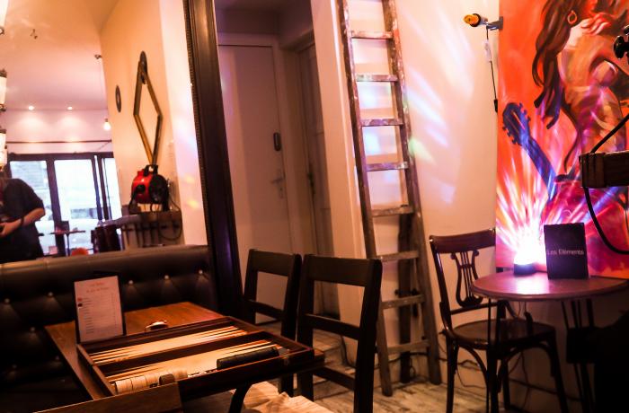 Le Bar les Eléments à Paris 18 - Le coin cosy du fond