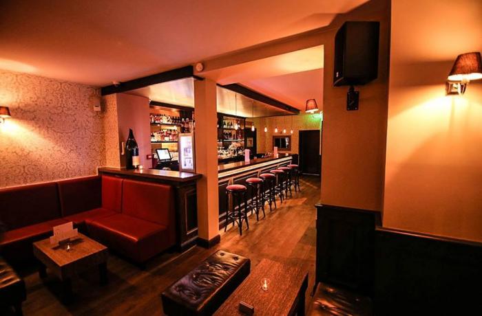 Le Bar-Pub l'Infinito Bar à Neuilly-sur-Seine -  L'ensemble du bar