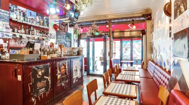 Le Bar-Pub l'Entracte Café à Paris 17 - La salle et le bar