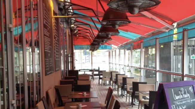 Le bar l'Arena Café à Paris - la terrasse