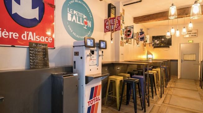 Le Bar-Pub le Monsieur le zinc Odéon à Paris 6 - La borne à vin