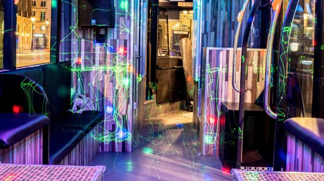 Privatiser Bus Discothèque Paris soirée amis - Le Classic Bus