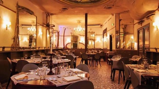 Le bar l'autobus impérial à Paris - l'intérieur