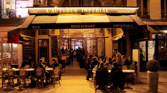 Le bar l'autobus impérial à Paris - le bar