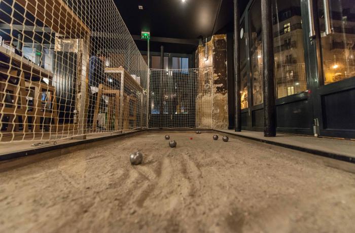 Le Bar-Pub le Chez Bouboule Pigalle à Paris 9 - Le terrain de pétanque