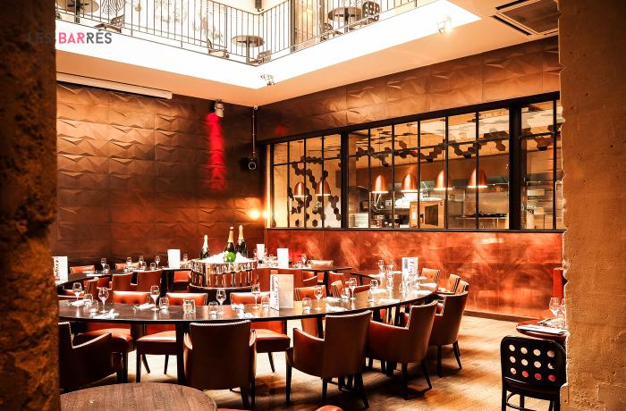 Le Restaurant le Cirque à Paris 4 - La grande table ronde et la cuisine